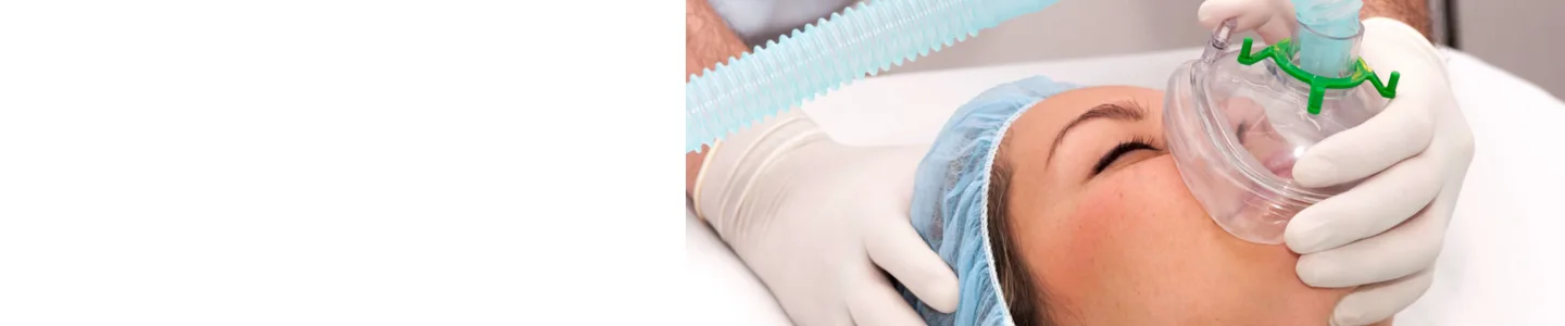 Medico somministra anestesia a paziente in sala operatoria presso Centro Medico Europeo Cuneo.