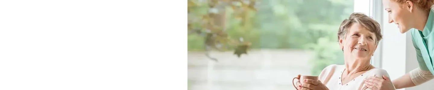 Infermiere che assiste un'anziana durante assistenza domiciliare Cuneo.