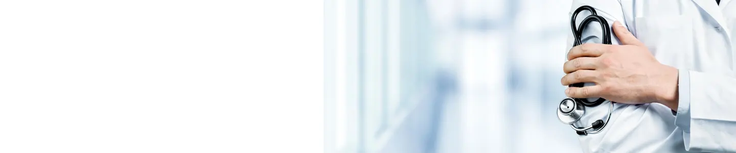 Medico con stetoscopio al Centro Medico Europeo Cuneo, simbolo di competenza sanitaria.