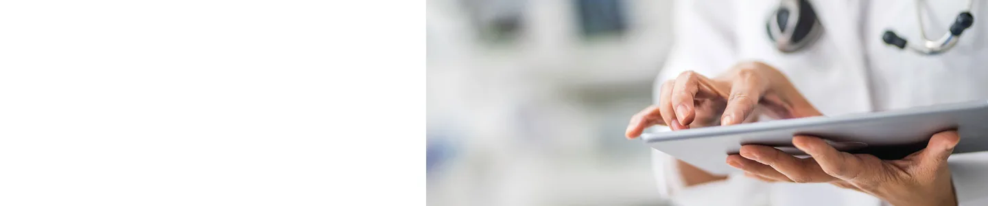 Medico usa un tablet per registrare dati clinici presso Centro Medico Europeo Cuneo.