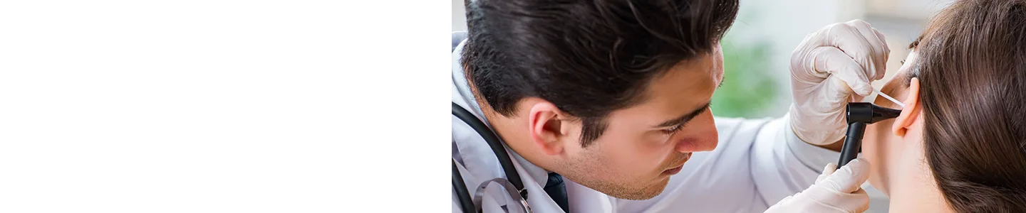 Medico esegue esame otorinolaringoiatrico su paziente al Centro Medico Europeo Cuneo.