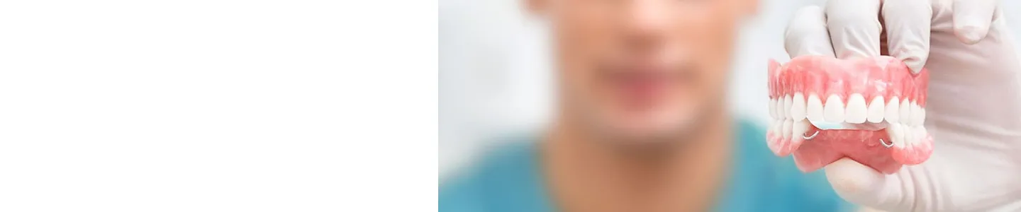 Dentista mostra protesi dentaria presso Centro Medico Europeo Cuneo.